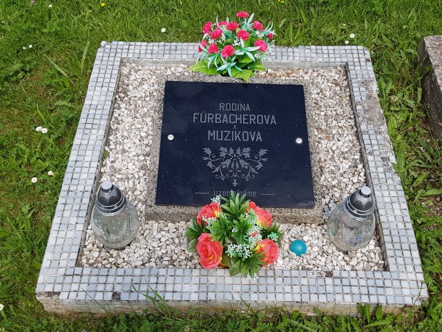 Hrob s urnou Aloise Fürbachera na českolipském hřbitově